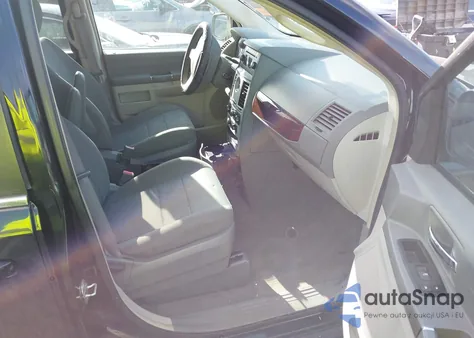 2010 Chrysler Town & Country Lx z USA, uszkodzony, nr VIN 2A4RR4DEXAR188649